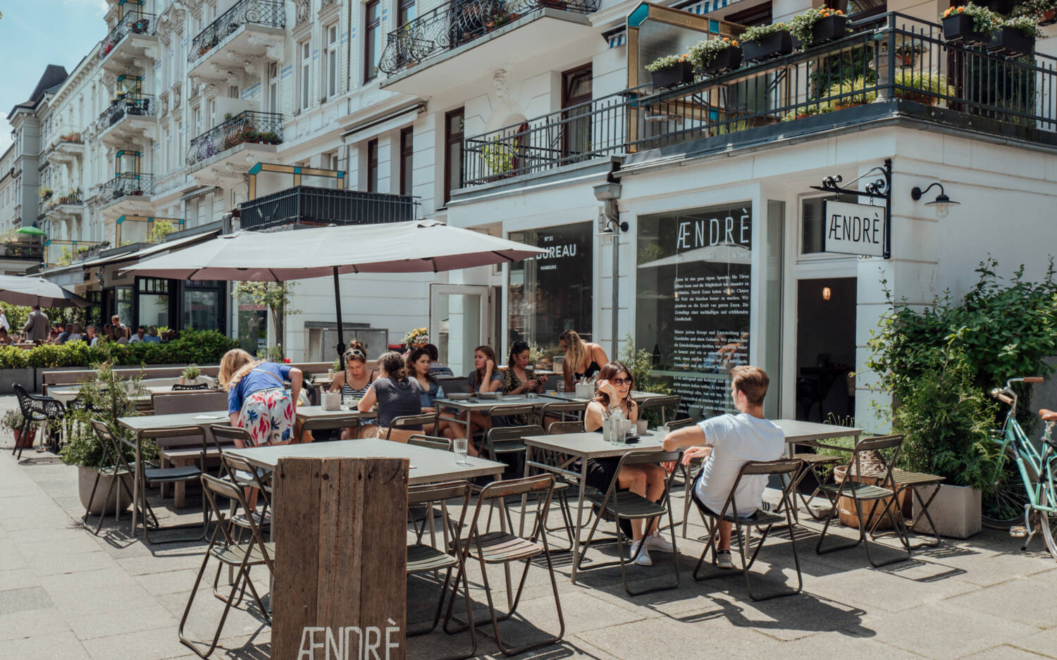 Bei schönem Wetter können Gäste im veganen Café in Eppendorf auf der Terrasse brunchen / ©Marc Sill