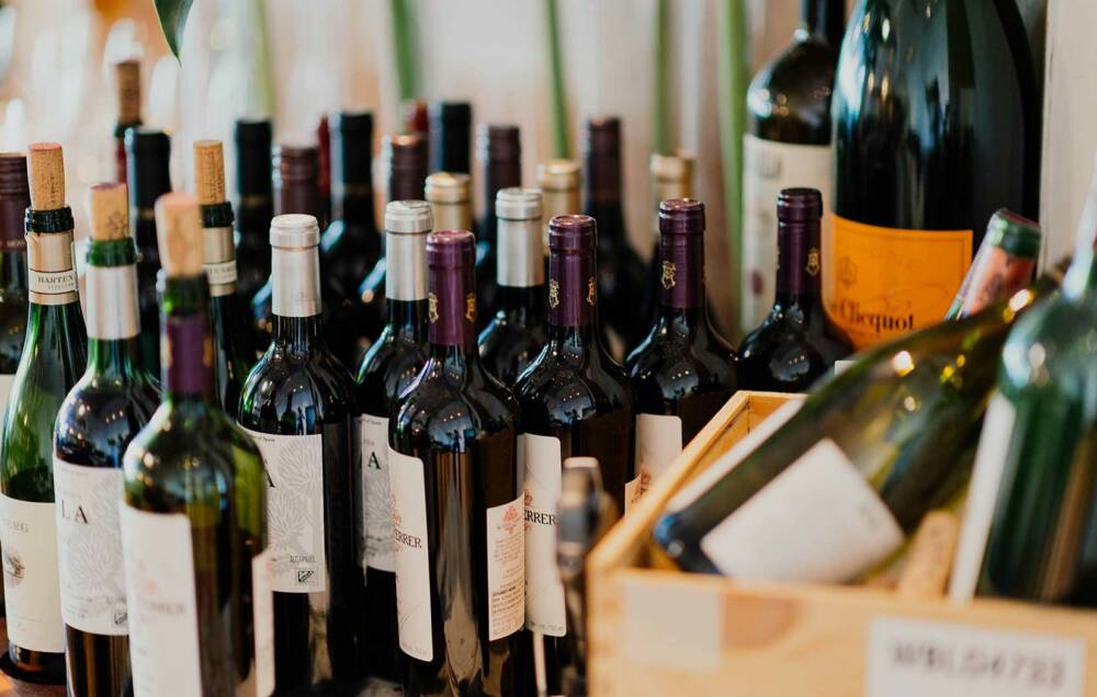 Bei Wein & Boules wartet ein großes Sortiment internationaler Weine / ©Unsplash/Chuttersnap
