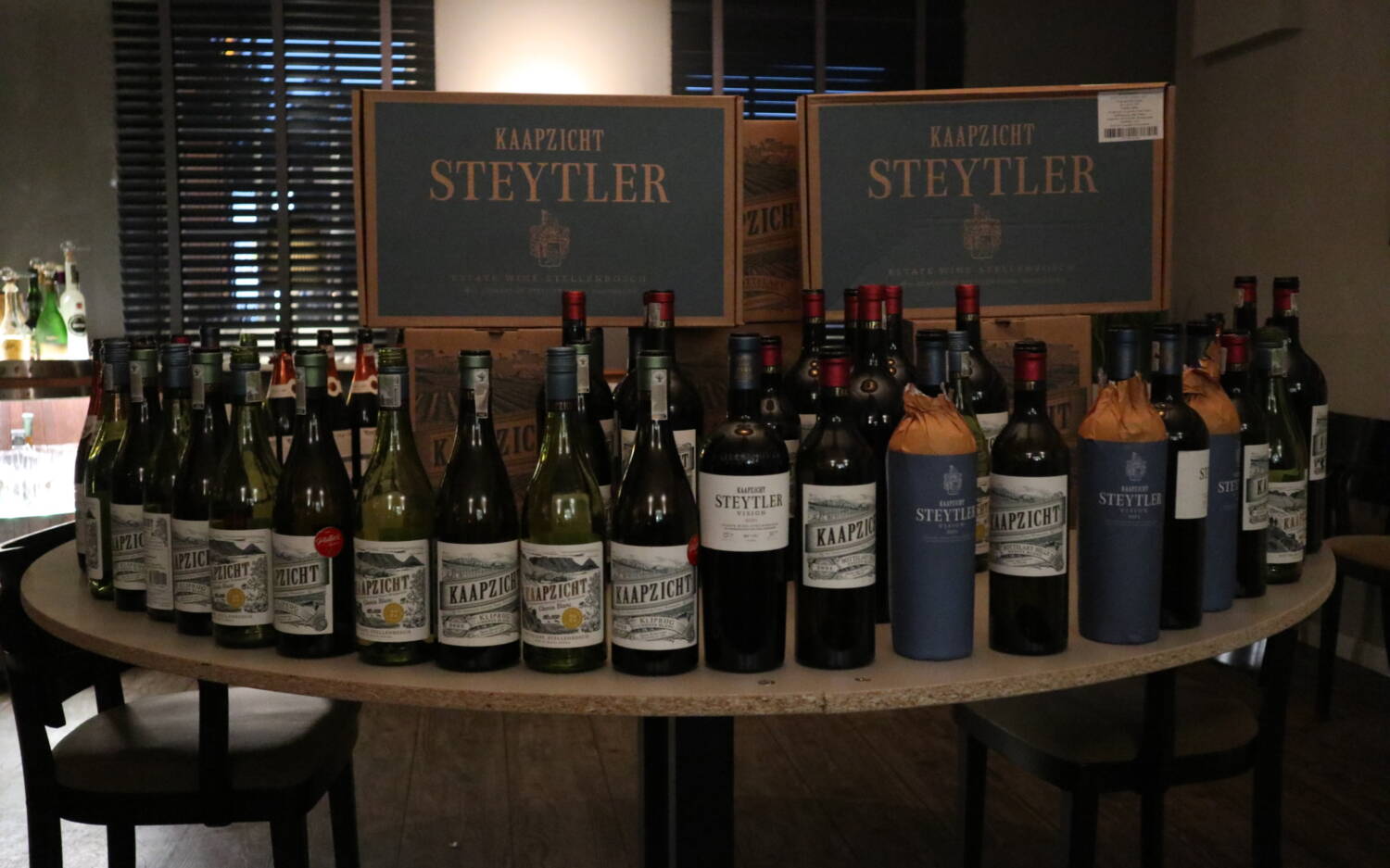 Bei der Weinprobe des neuen Kaapzicht Duckman Pinotage präsentierte Winzer Danie Steytler das Kaapzicht-Sortiment / ©Alina Fedorova