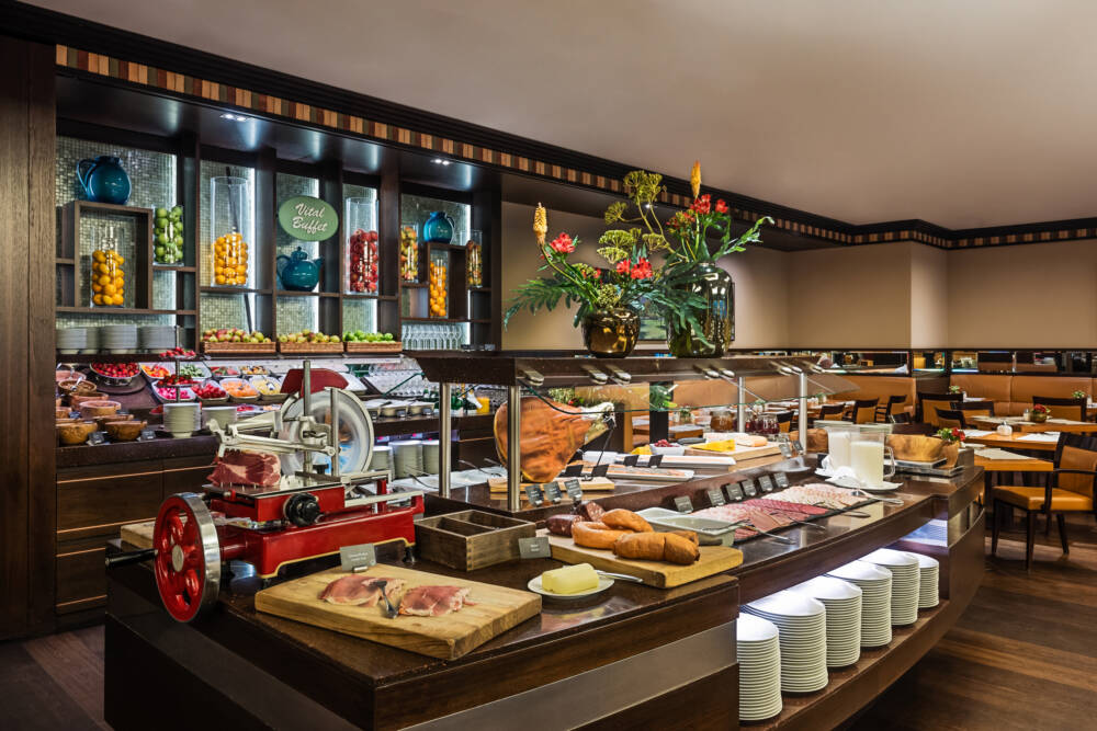 Beim Gourmet Brunch im Le Parc Restaurant des Grand Elysée Hamburg gibt es feine Delikatessen und ein gesundes Vital Buffet/ ©Grand Elysée Hamburg