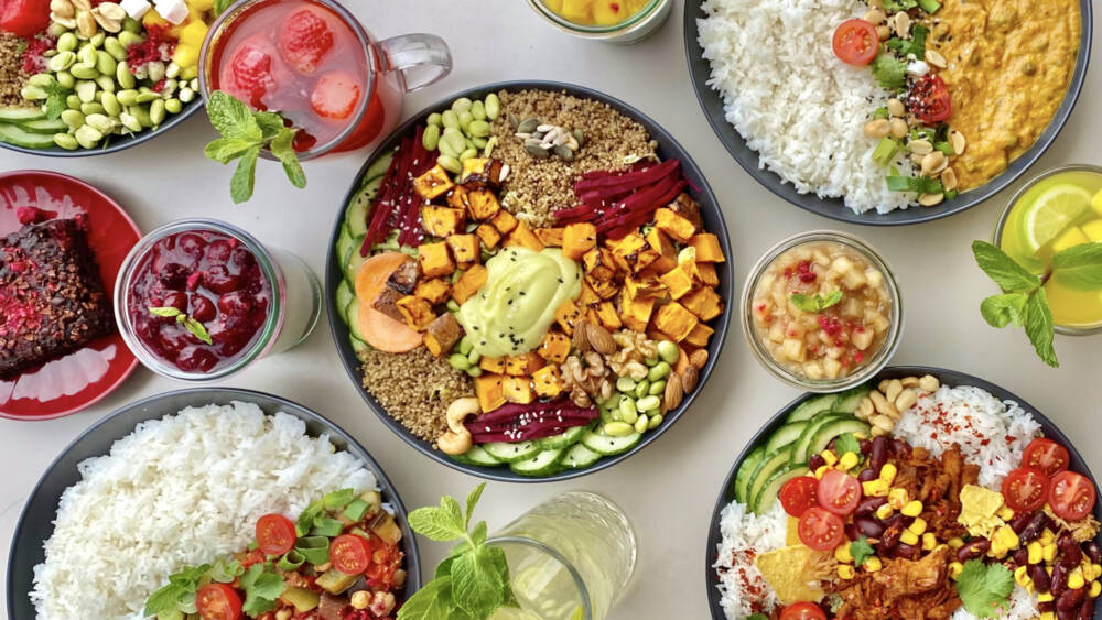 Bunte Bowls von Kaspar Schmauser sind ideal für die gesunde Mittagspause / ©Kaspar Schmauser