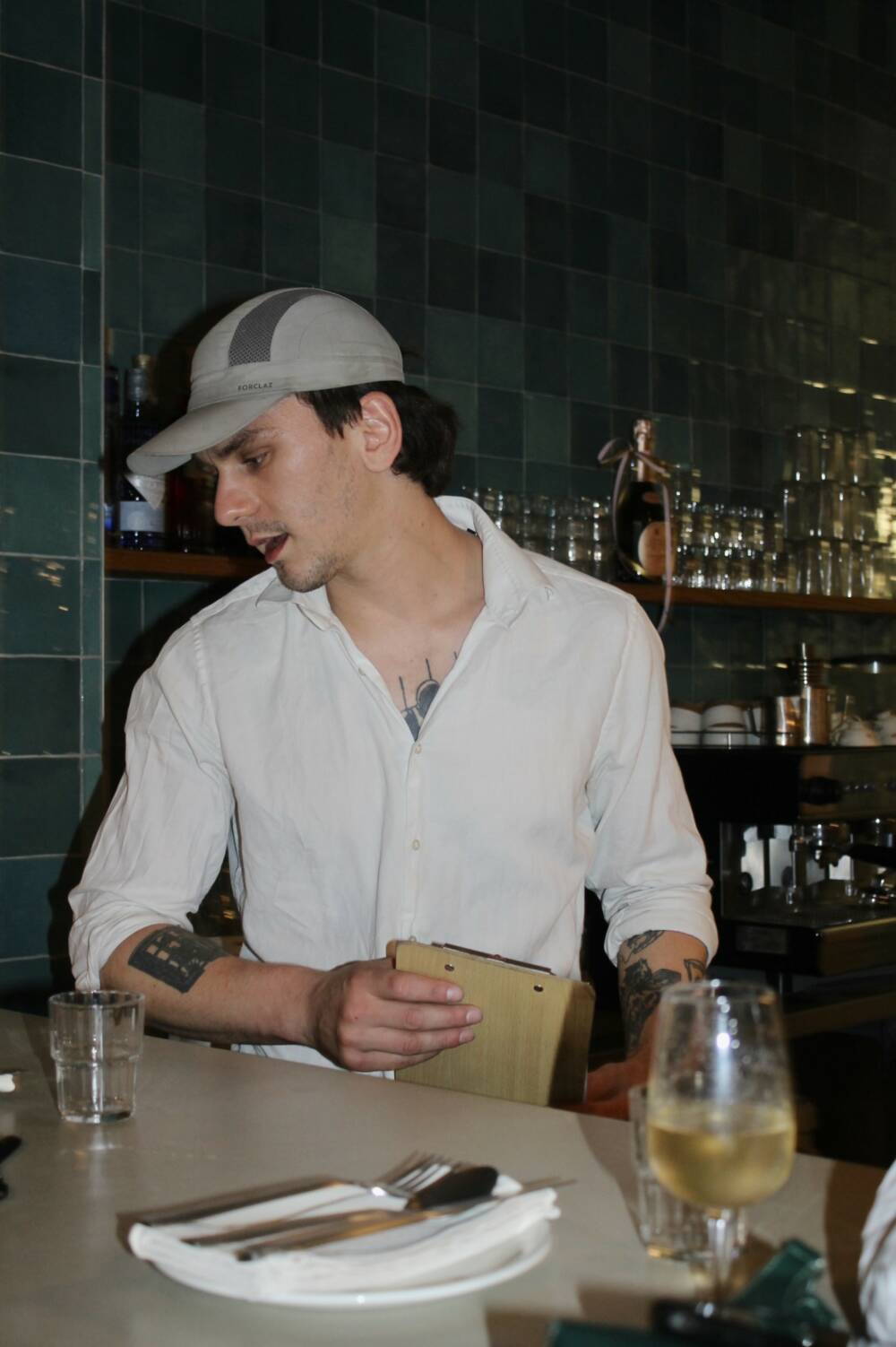 Clément Noel ist künftig für die Bar verantwortlich. Zudem will er jeden Abend andere Platten auflegen / ©Kerstin Behrendt