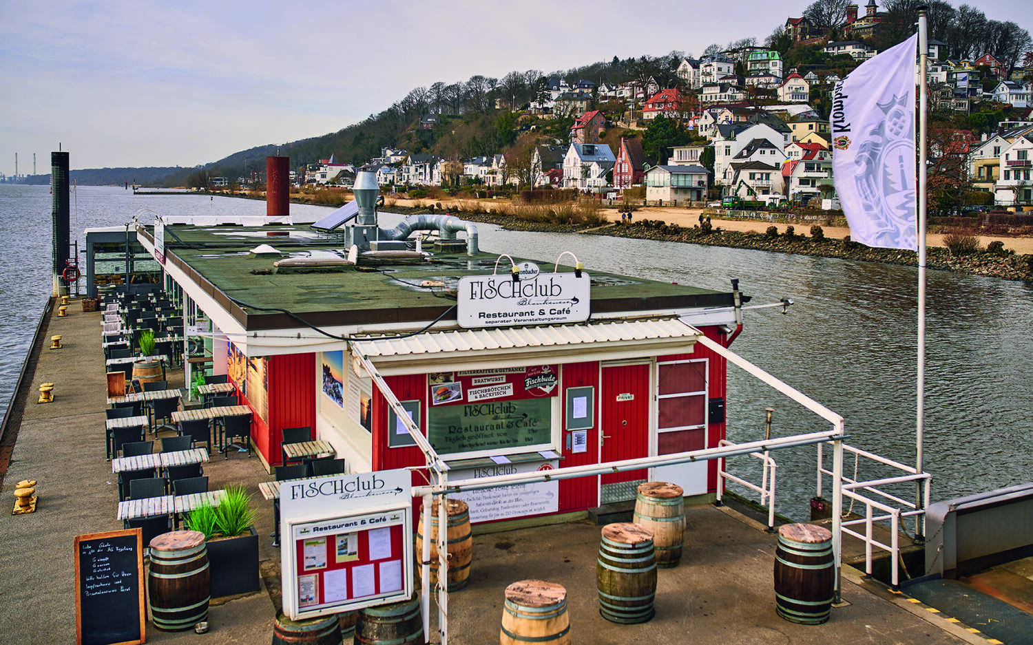 Das schwimmende Fischrestaurant liegt direkt auf einem Elb-Ponton in Blankenese /©Marc Sill