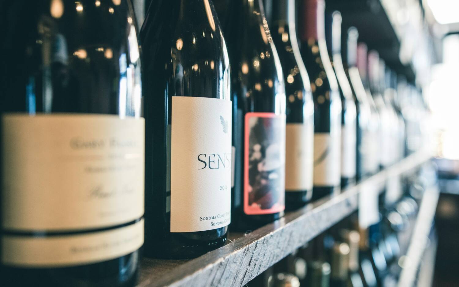 Das Sortiment der Mövenpick Weinläden ist breit international aufgestellt / ©Unsplash/Scott Warman