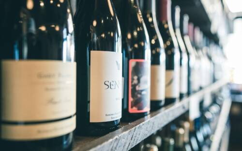Das Sortiment der Mövenpick Weinläden ist breit international aufgestellt / ©Unsplash/Scott Warman