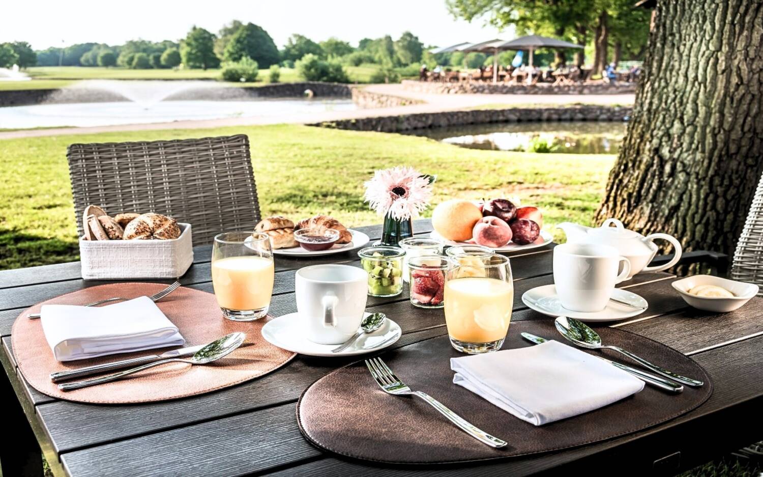 Das Steigenberger Hotel Treudelberg bietet genussvolle Events im Sommer: Mitten im Grünen genießen Gäste feine Küche bei Sonnenschein /©Steigenberger Hotel Treudelberg