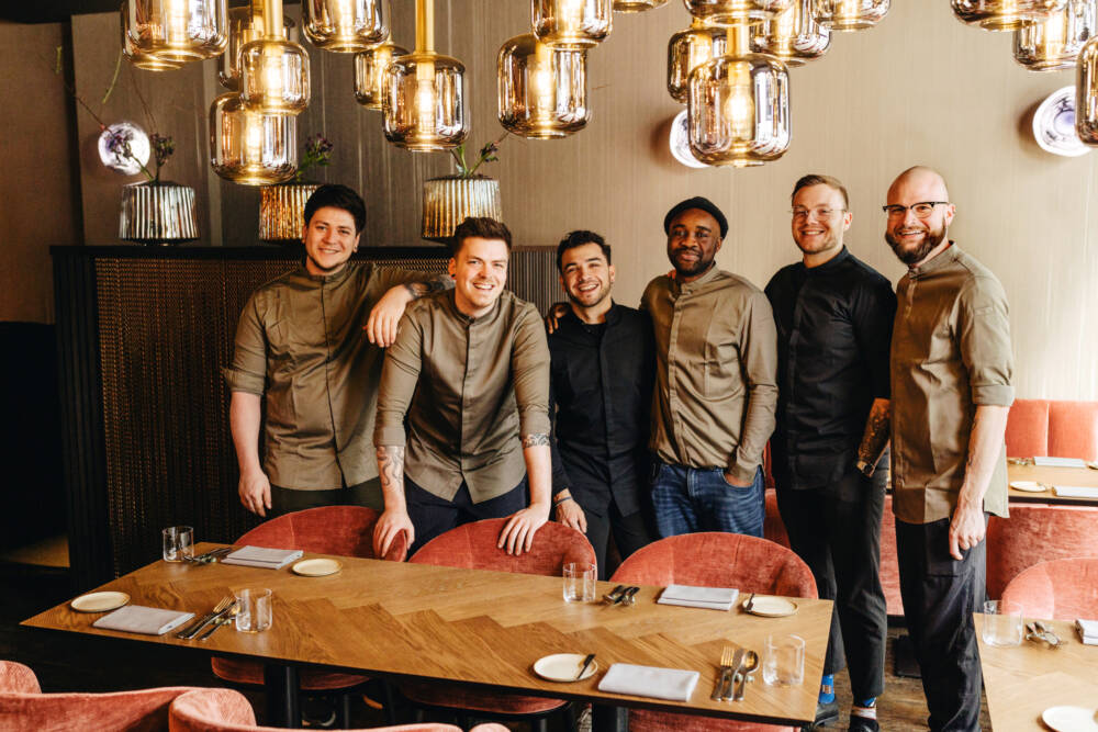 Das Team rund um Küchenchef Paul Decker (2. v.l) kann sich übereinen Stern des Guide Michelin freuen / ©Julia Schumacher