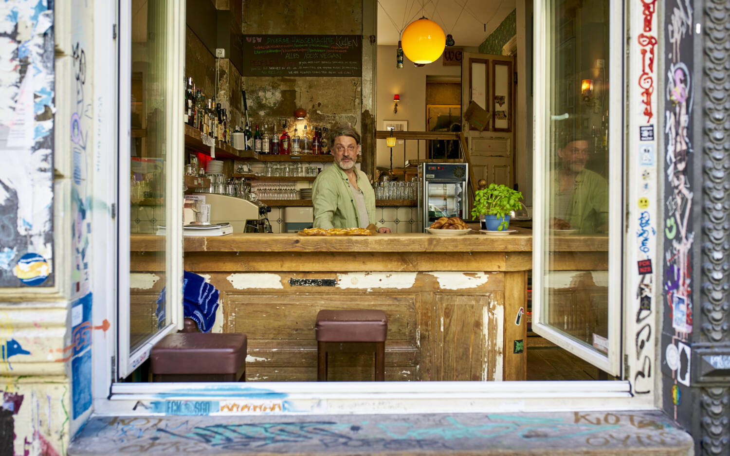 Das vegane Café und Bar überzeugt nicht nur mit Speisen und Drinks, sondern auch mit rustikal-gemütlichem Ambiente /©Marc Sill