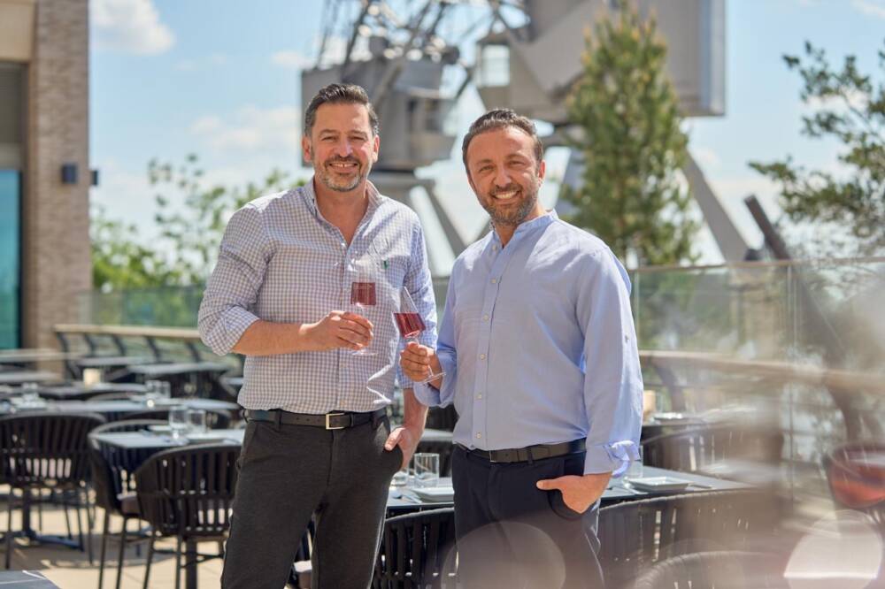 Deseo Tapas Bar-Gründer Farsan Khoshnevis (r.) eröffnet mit seinem besten Freund Eric Rech einen zweiten Standort in der HafenCity / ©Kilian Byszio