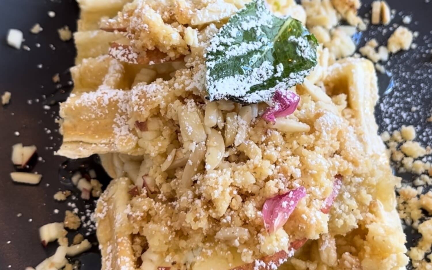 Die fluffigen Apple Crumble-Waffeln sind ein perfekter süßer Abschluss zum Brunch / ©Marie Oetgen