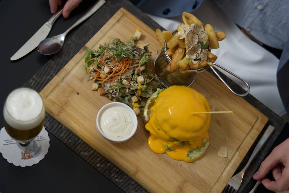 Die Küche im Das Pfeiffers ist vielseitig: Es gibt Burger, Sushi und mehr / ©Das Pfeiffers