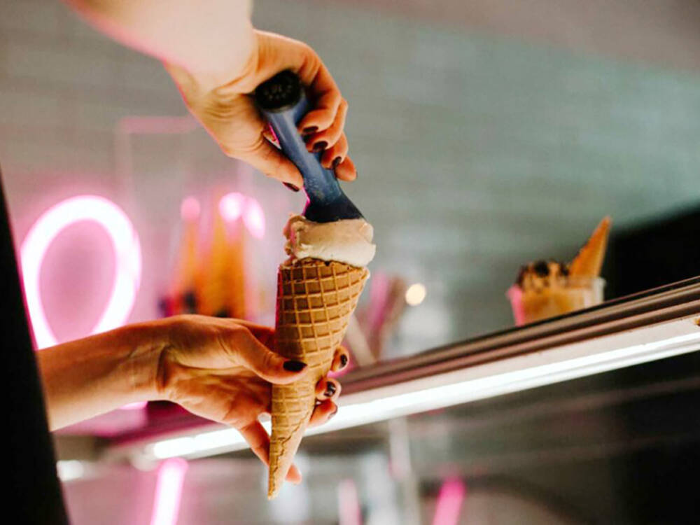 Diese Eiscafés in Hamburg bieten leckere Erfrischungen an heißen Sommertagen: von klassischem Vanilleeis bis herzhaften Kreationen / ©Hej Eis