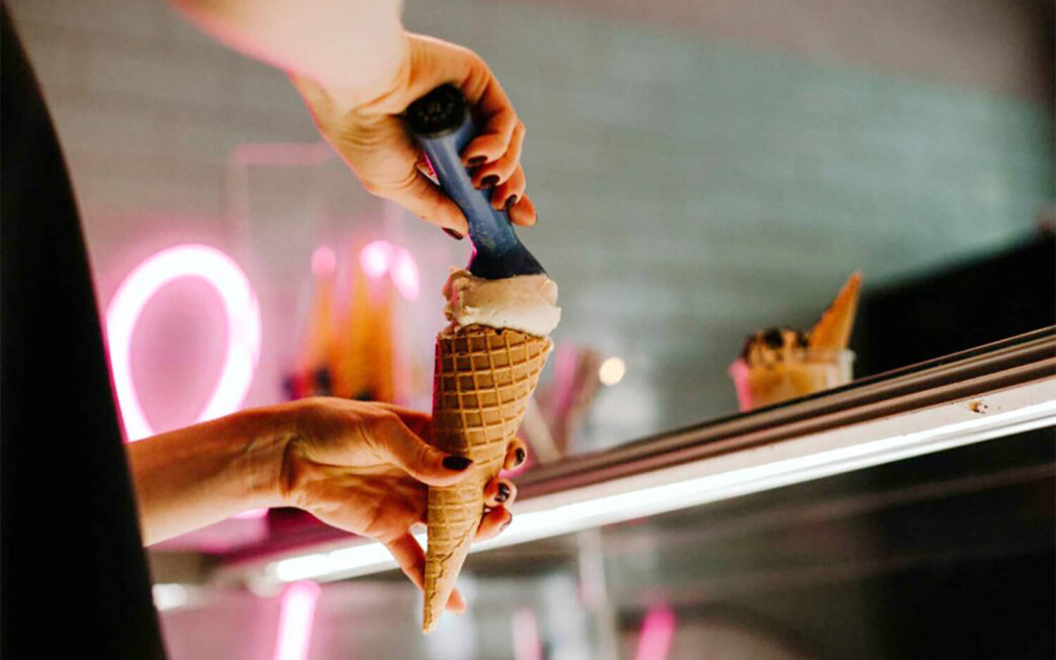 Diese Eiscafés in Hamburg bieten leckere Erfrischungen an heißen Sommertagen: von klassischem Vanilleeis bis herzhaften Kreationen / ©Hej Eis