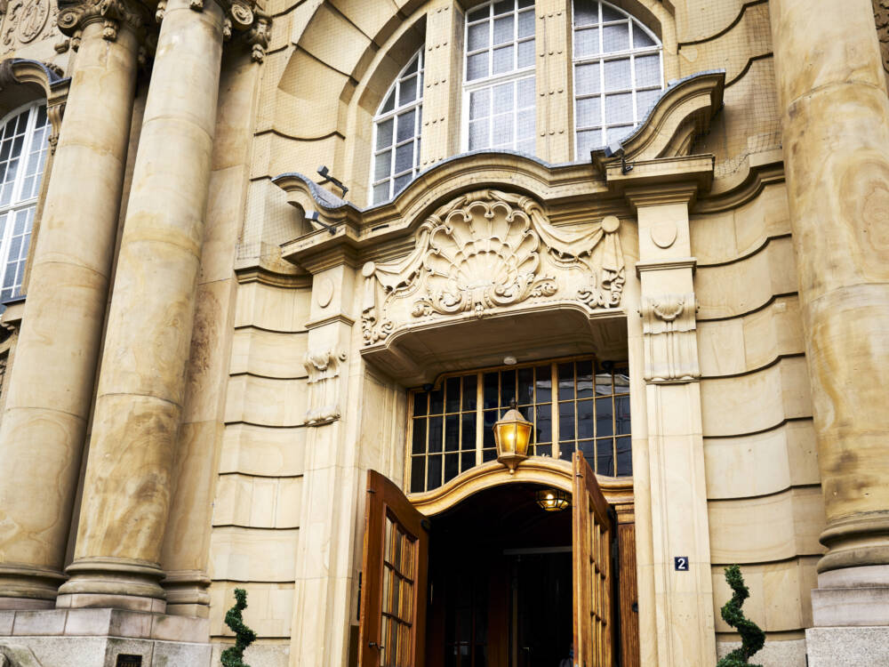 Eindrucksvoll: Hinter den Toren der ehemaligen Oberfinanzdirektion verbirgt sich der Fine-Dining-Tempel der Altstadt / ©Marc Sill