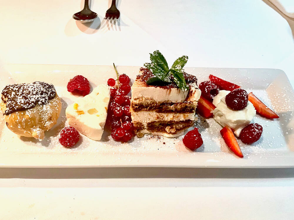 Ganz große Dessert-Oper: Tiramisu mit Beerenbegleitung / ©Peter Wagner/foodbild