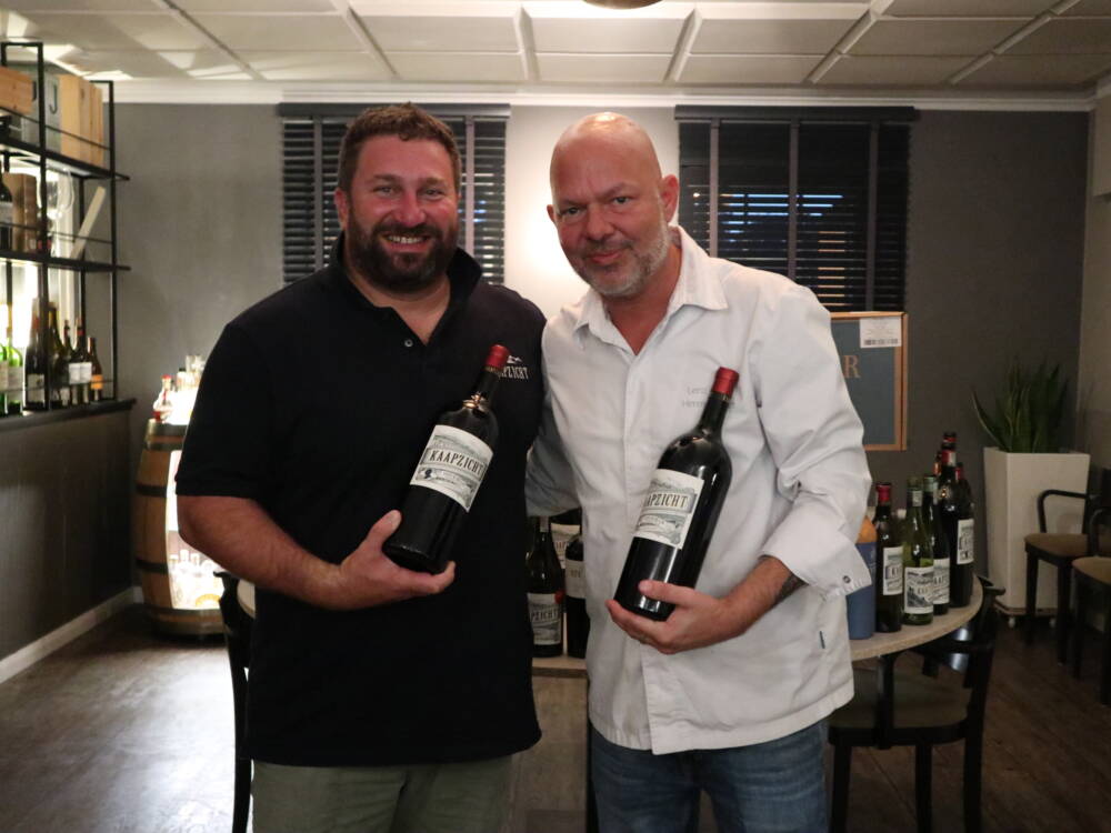 Gastronom Lenz Leslie Himmelheber (r.) bringt Rotwein mit Freund und Winzer Danie Steytler (l.) raus: Kaapzicht Duckman Pinotage / ©Alina Fedorova 