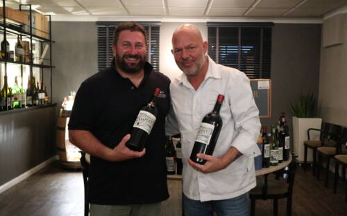 Gastronom Lenz Leslie Himmelheber (r.) bringt Rotwein mit Freund und Winzer Danie Steytler (l.) raus: Kaapzicht Duckman Pinotage / ©Alina Fedorova 