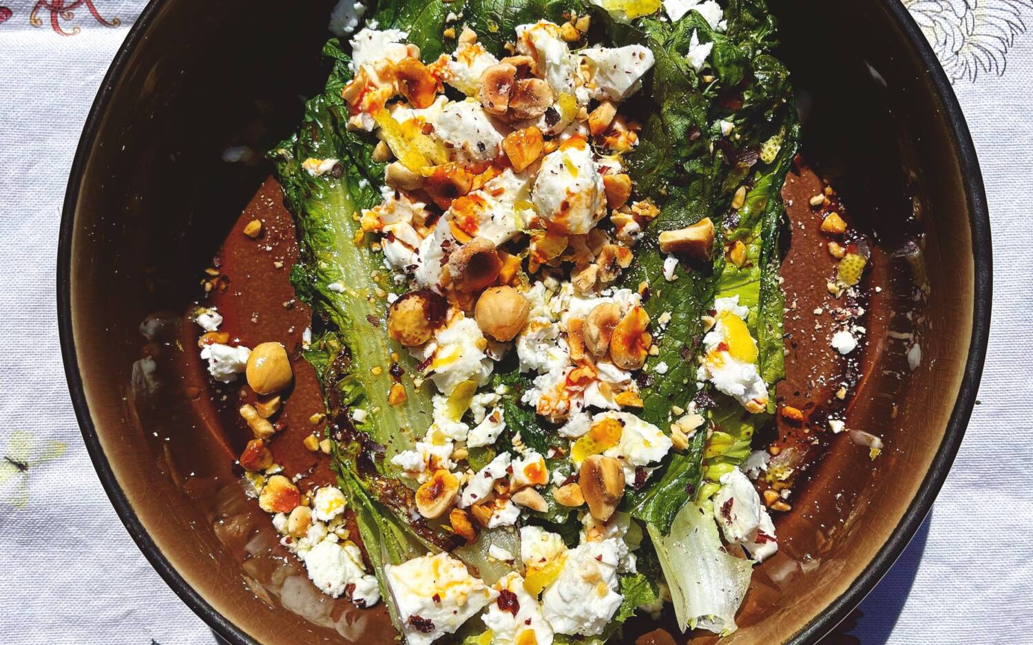 Gegrillter Romanasalat mit Manouri, Chiliöl und Haselnüssen ist eins von 80 Rezepten / ©Elissavet Patrikiou