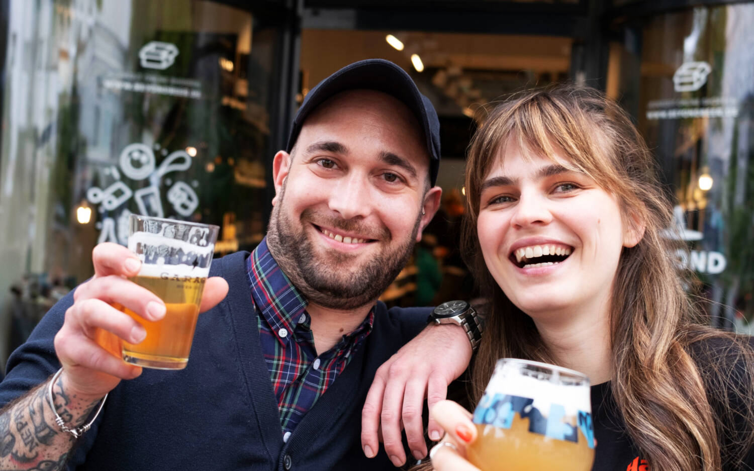 Haben Grund zu feiern: Beyond-Beer-Storemanager Rino Daleno und Mitarbeiterin Nina Malecha feiern das Jubiläum an vier Tagen / ©Yannick Gerhardy