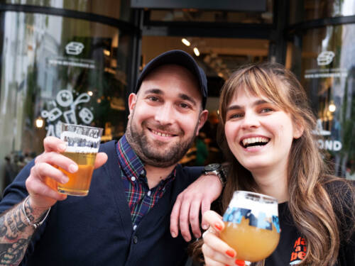 Haben Grund zu feiern: Beyond-Beer-Storemanager Rino Daleno und Mitarbeiterin Nina Malecha feiern das Jubiläum an vier Tagen / ©Yannick Gerhardy
