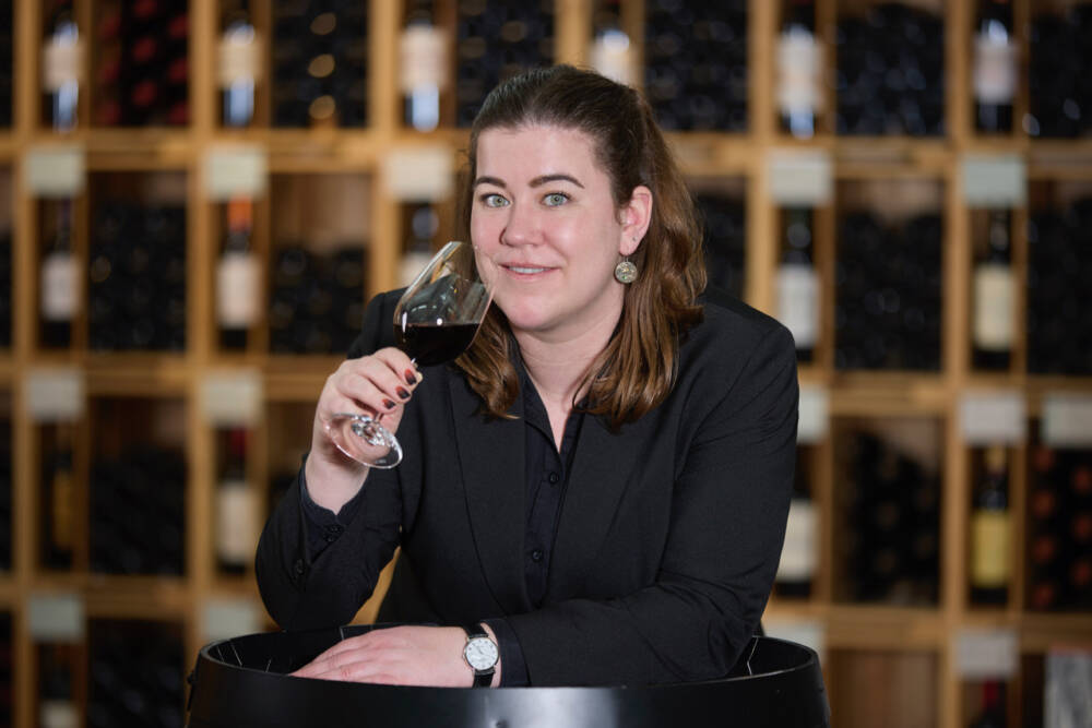 Hanna Lühr ist seit 2022 bei Mövenpick und seit Februar 2024 Filialleiterin im Mövenpick Weinkeller in Sasel / ©Mövenpick