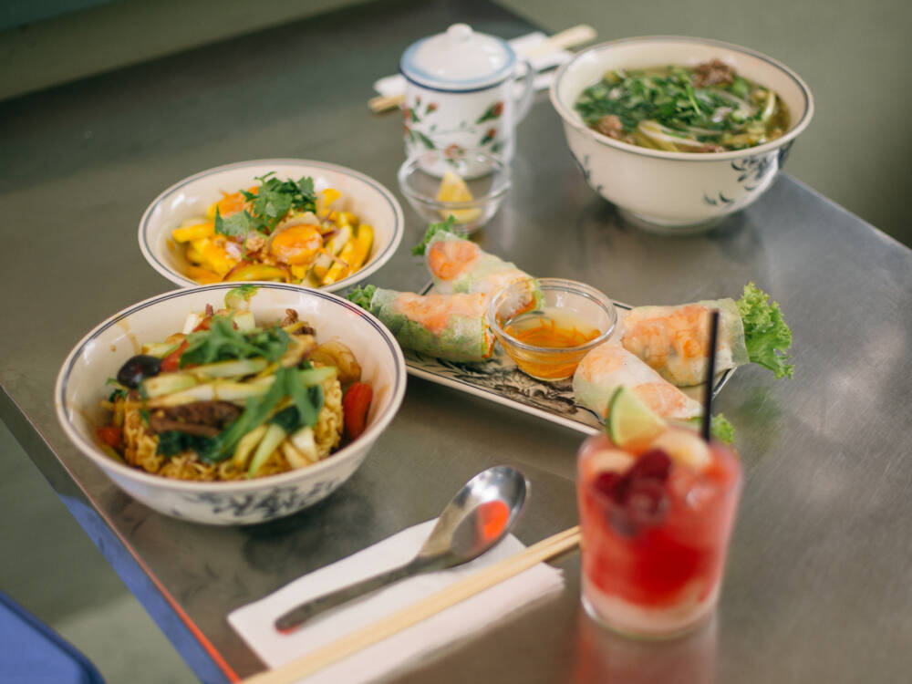 Haufenweise Gemüse und frische Kräuter: Ob kalt oder warm – die vietnamesische Küche hat (in Hamburg) einiges zu bieten / ©David Strüning