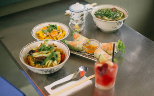 Haufenweise Gemüse und frische Kräuter: Ob kalt oder warm – die vietnamesische Küche hat (in Hamburg) einiges zu bieten / ©David Strüning