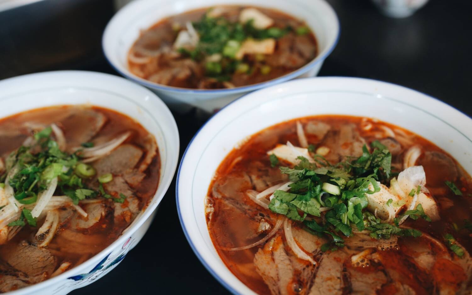Im Aivy Ca Phê kommt die Pho in kräftiger Rinderbrühe und mit reichlich frischen Kräutern / ©Aivy Ca Phe