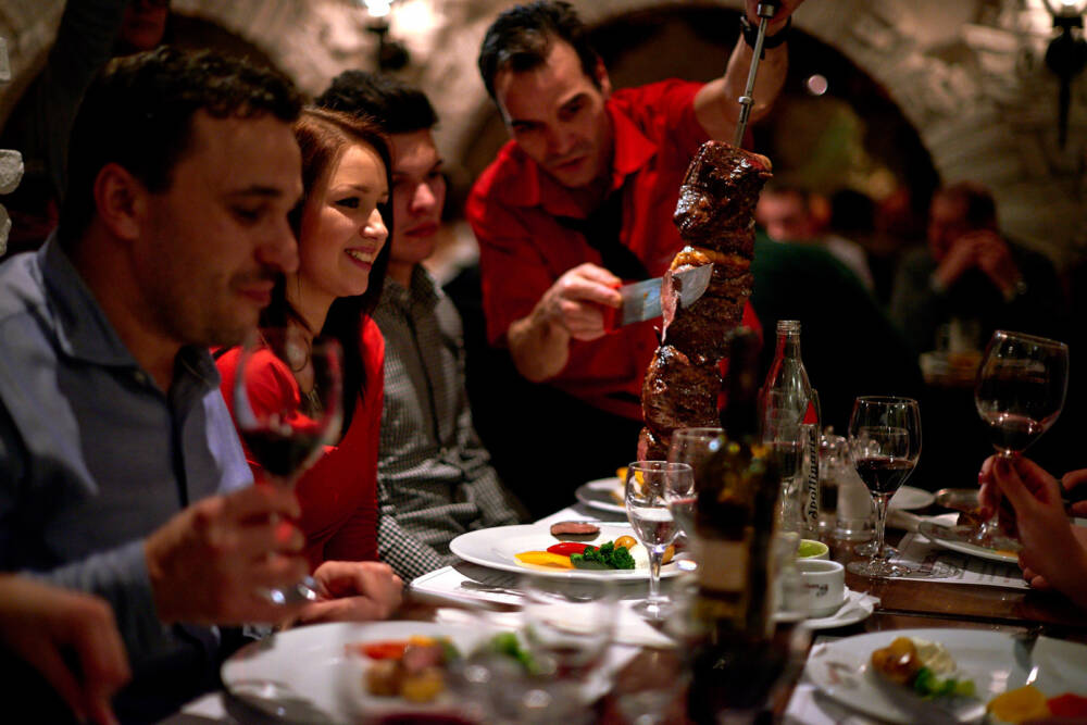 Im Panthera Rodizio wird das Fleisch direkt vom Spieß auf den Teller geschnitten / ©Michael Holz Studio