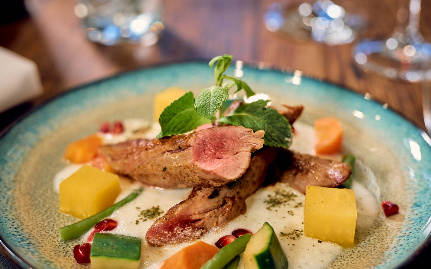 Im syrischen Restaurant Mazza in Eimsbüttel werden feine arabische Gerichte zu preisgekrönten Weinen serviert /©Marc Sill