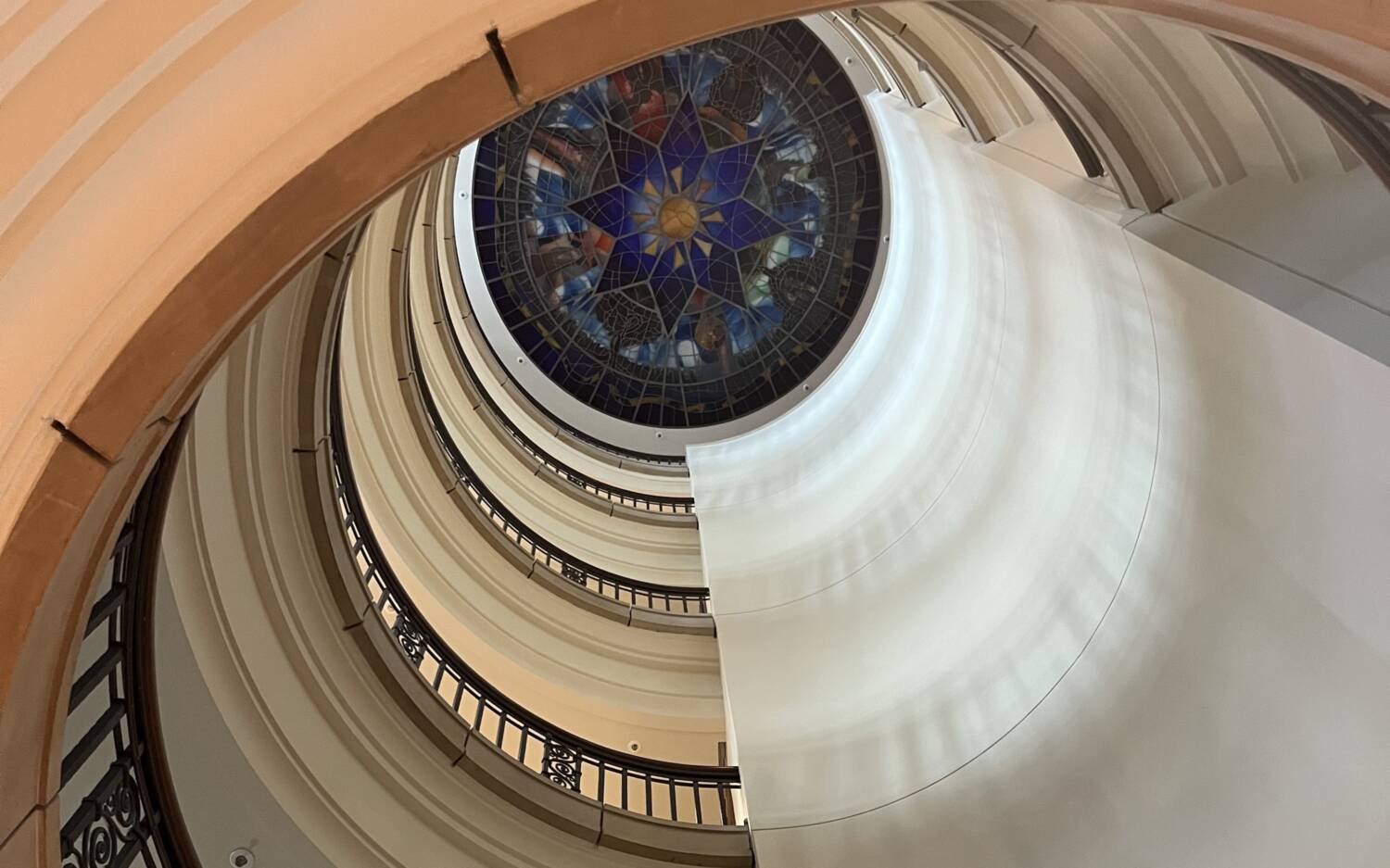 Imposant: Von der Lobby blickt man bis zum Dach des Hotels / ©Alice von der Laden