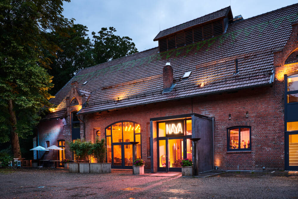 In der alten Scheune im Alstertal ist seit 2023 das Naya beheimatet. Dahinter versteckt sich eine Terrasse mitten im Grünen / ©Naya