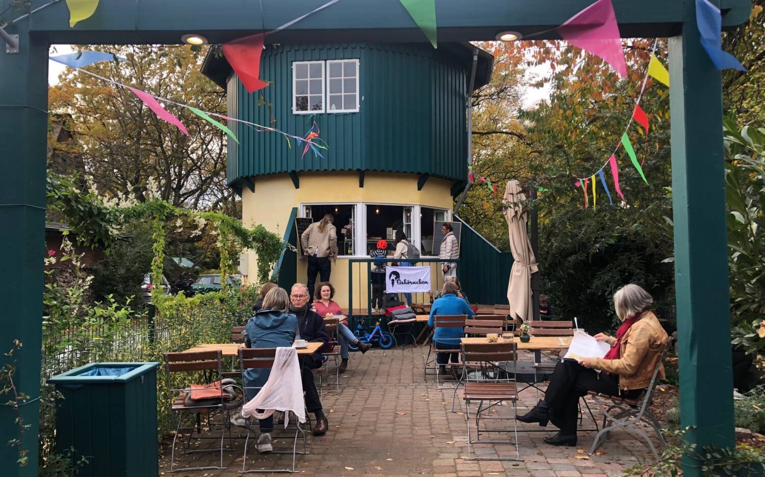 In einem ehemaligen Getreidespeicher aus den 1930er-Jahren werden heute im Eiscafé Eishörnchen vielfältige Eissorten serviert /©Eishörnchen