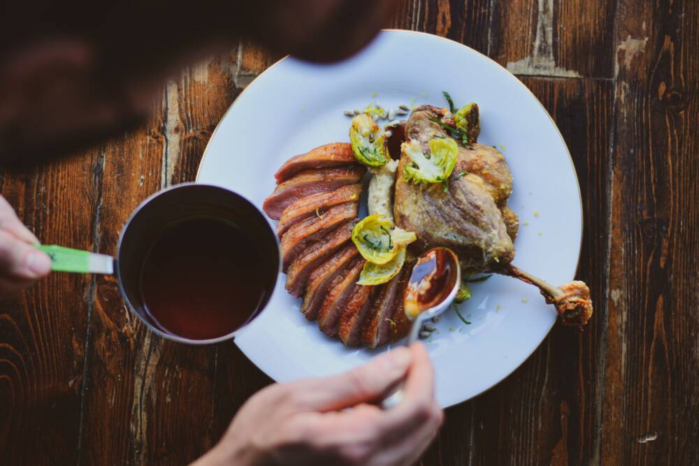 In der Gasthaus-Atmosphäre vom Brechtmann werden vor allem Enten serviert / ©Unsplash/Manek Singh