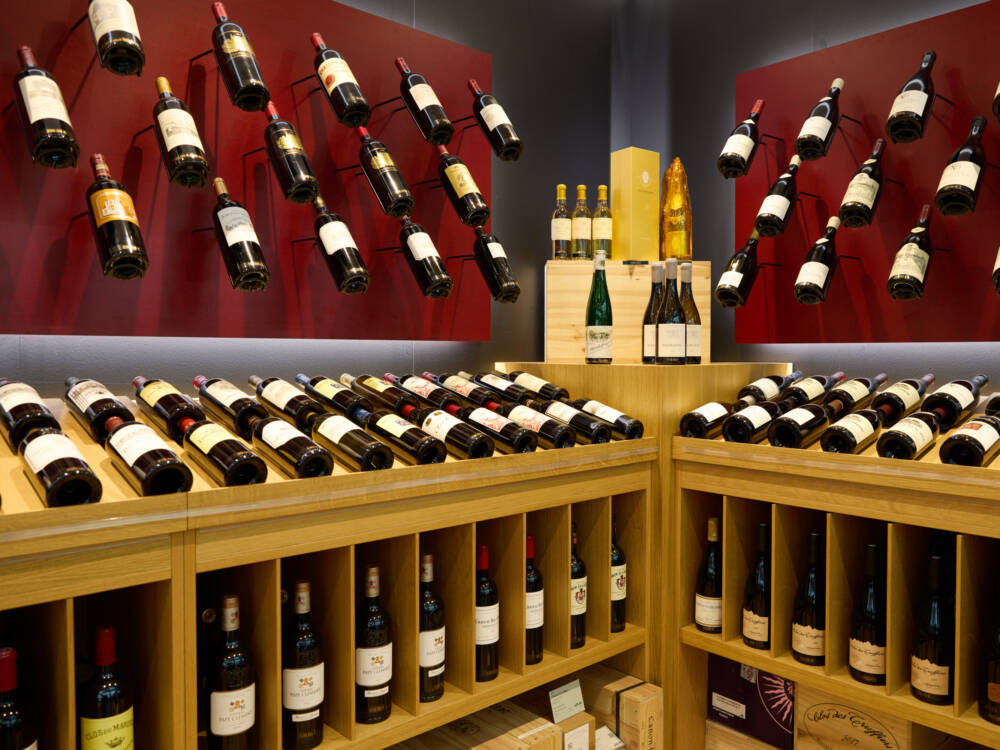 In den Mövenpick Weinhandlungen stehen ca. 1200 verschiedene Weine zur Auswahl. Darunter auch Raritätenweine /©Mövenpick
