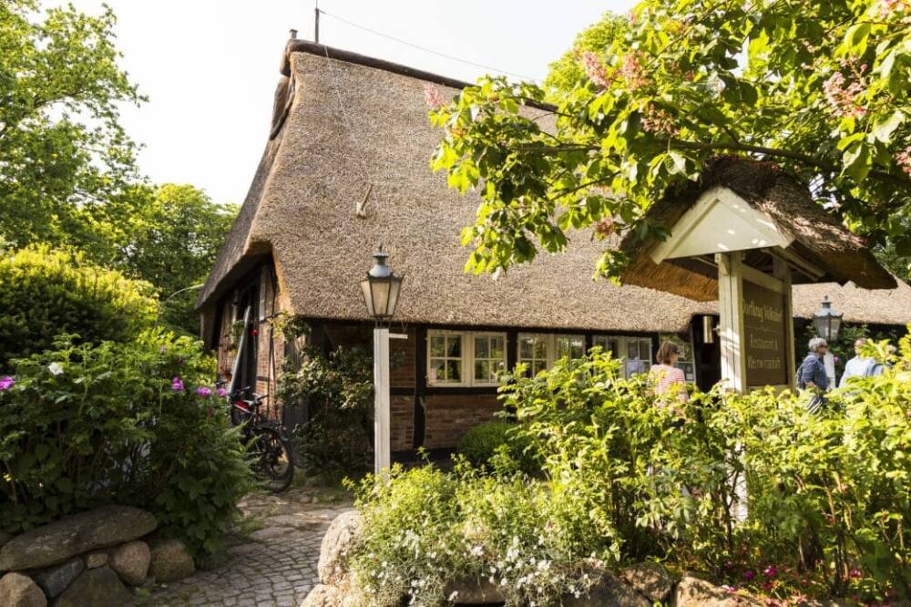 In dem reetgedeckten Haus in Volksdorf wird Sushi, Pasta und Heimatküche vereint / ©Dorfkrug Volksdorf