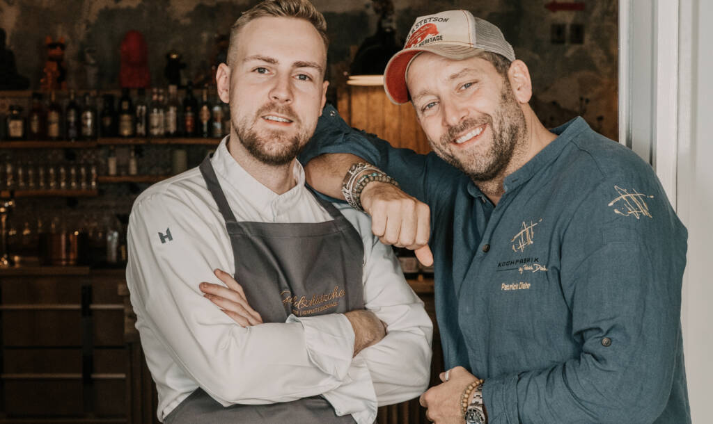 Inhaber Patrick Diehr (r.) holte mit seinem Team, darunter Küchenchef Carlos Beckmann, den Testsieg 2025/2026 ins Goldschätzchen /©Bianca Becker