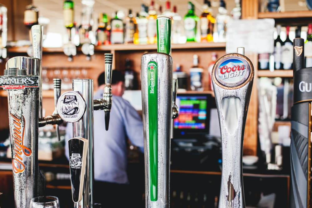 Kaltes Bier vom Fass gibt es in Arian’s Pub an sieben Tagen die Woche / ©Unsplash/Naseem Buras