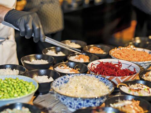 Kleine Häppchen von Hamburgs Besten: Beim Testsieger-Food-Festival kochen die Testsieger des Genuss-Michel 2025 / ©Sven Schomburg