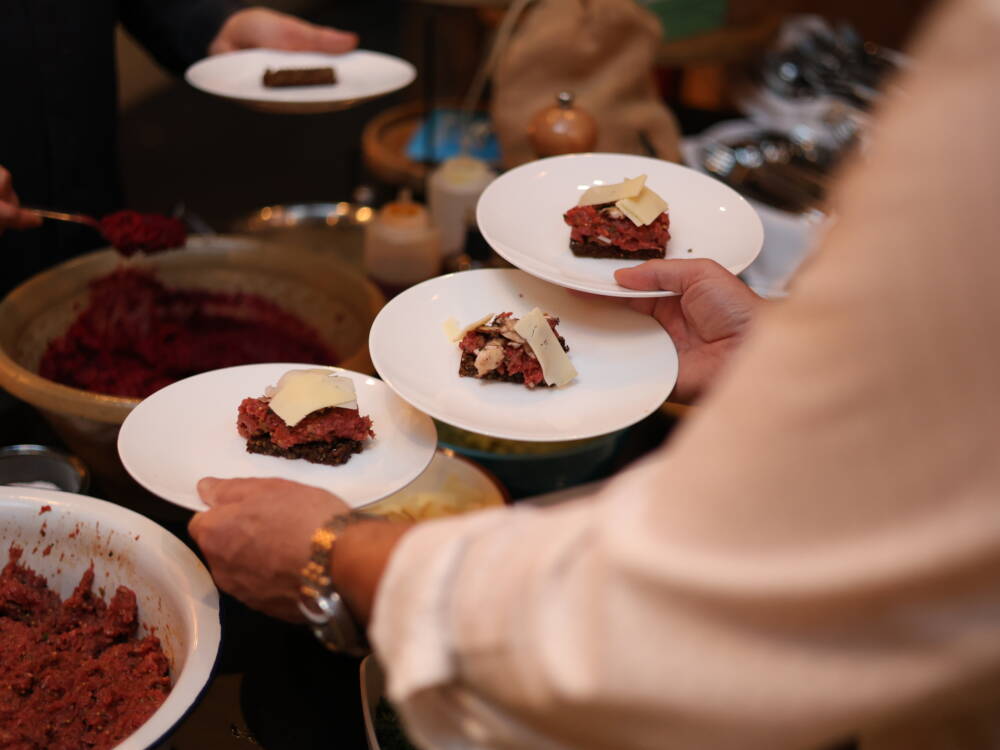 Kleine Häppchen von Hamburgs Besten: Beim Testsieger-Food-Festival kochen die Testsieger des Genuss-Michel 2025 / ©Johanna Zobel