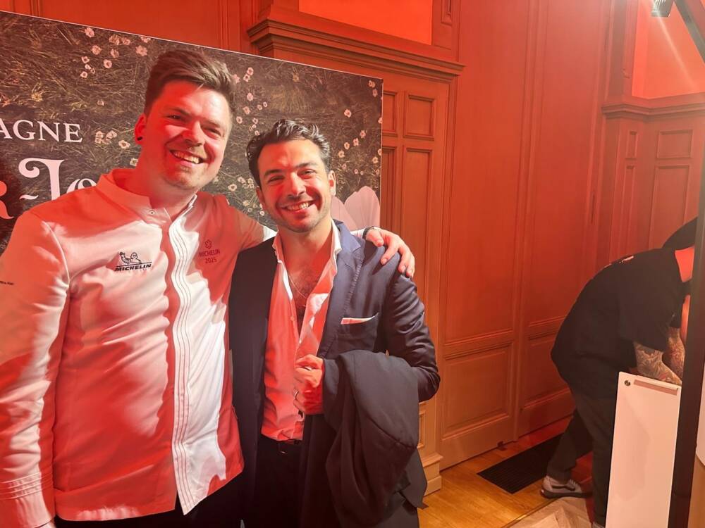 Küchenchef Paul Decker und Inhaber Joshua Stagraczynski vom neu gekürten Sternerestaurant Koer bei der Verleihung vom Guide Michelin / © Genuss-Guide, Mathias Forkel