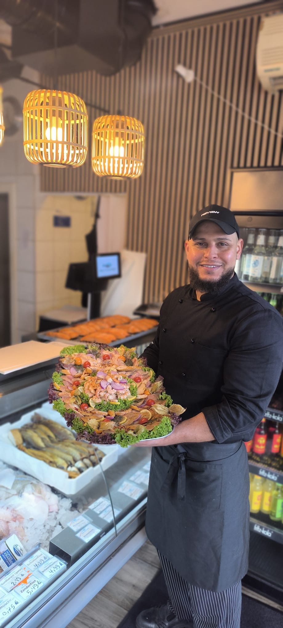 Nazih „Tito“ Seliman verkauft jetzt auch wieder in Niendorf frische, hausgemachte Fischgerichte / ©Nazih Seliman