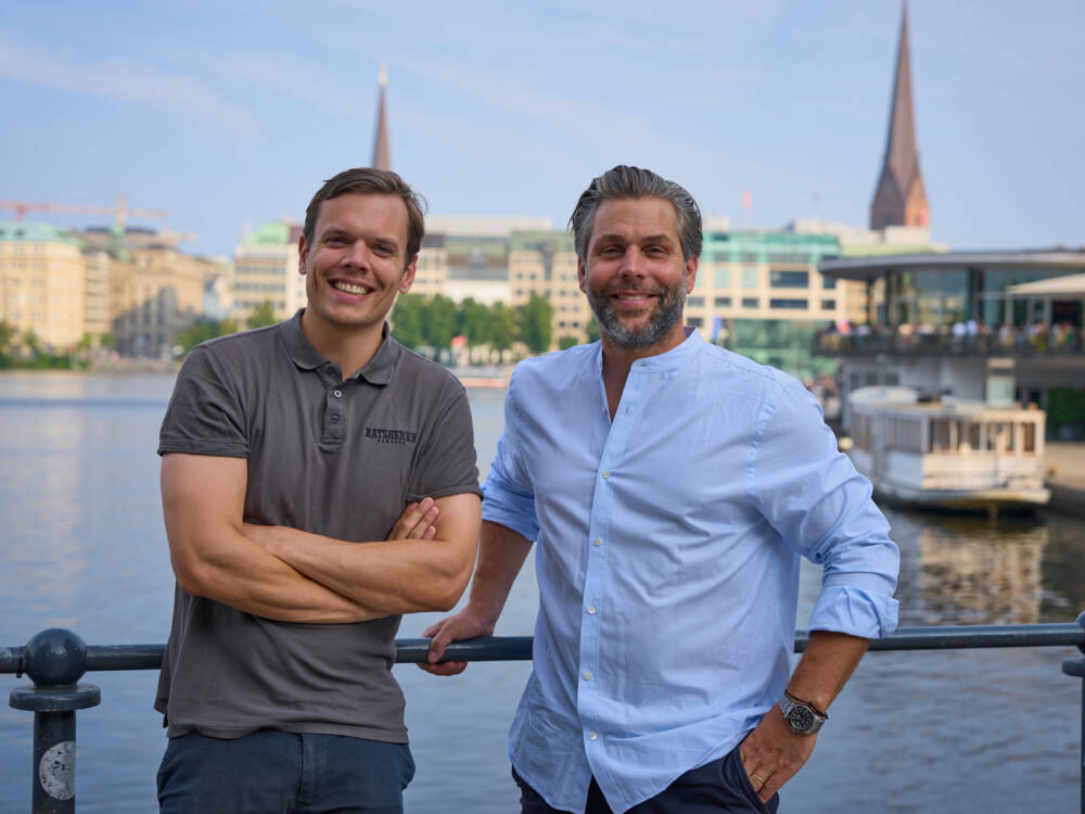 Niklas Nordmann (l., Ratsherrn Brauerei) und Hannes Schröder (r.) haben den Alsterpavillon für die nächsten 40 Jahre gepachtet / ©hfr
