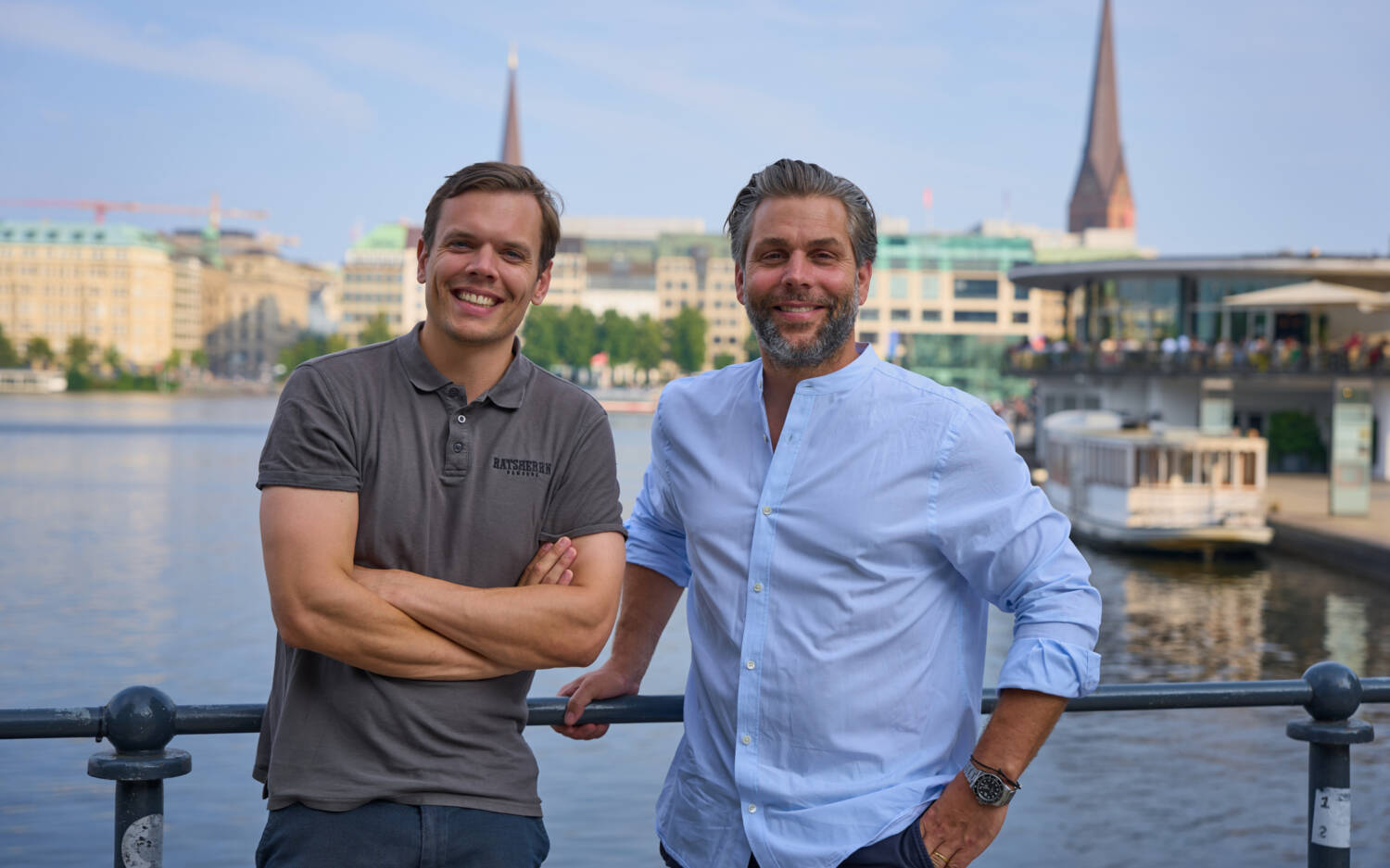 Niklas Nordmann (l., Ratsherrn Brauerei) und Hannes Schröder (r.) haben den Alsterpavillon für die nächsten 40 Jahre gepachtet / ©hfr