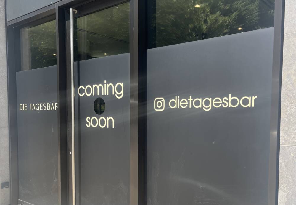 Noch sind die Scheiben der Tagesbar verklebt, doch Ende des Monats soll das neue Gastro-Highlight in der Innenstadt eröffnen / ©Alice von der Laden
