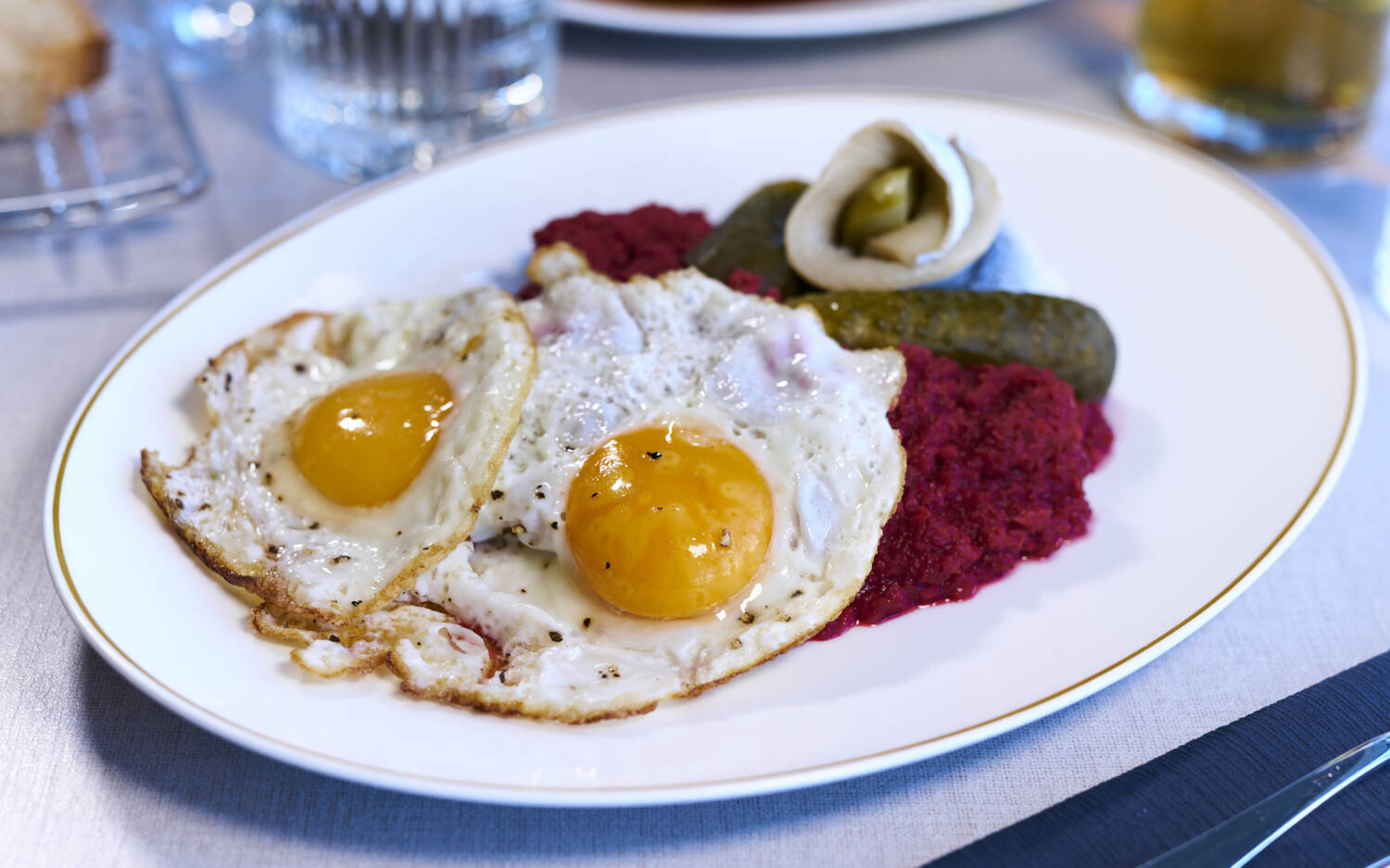 Norddeutsche Hausmannskost: Labskaus mit Gürkchen, eingelegtem Hering und Spiegelei / ©Marc Sill