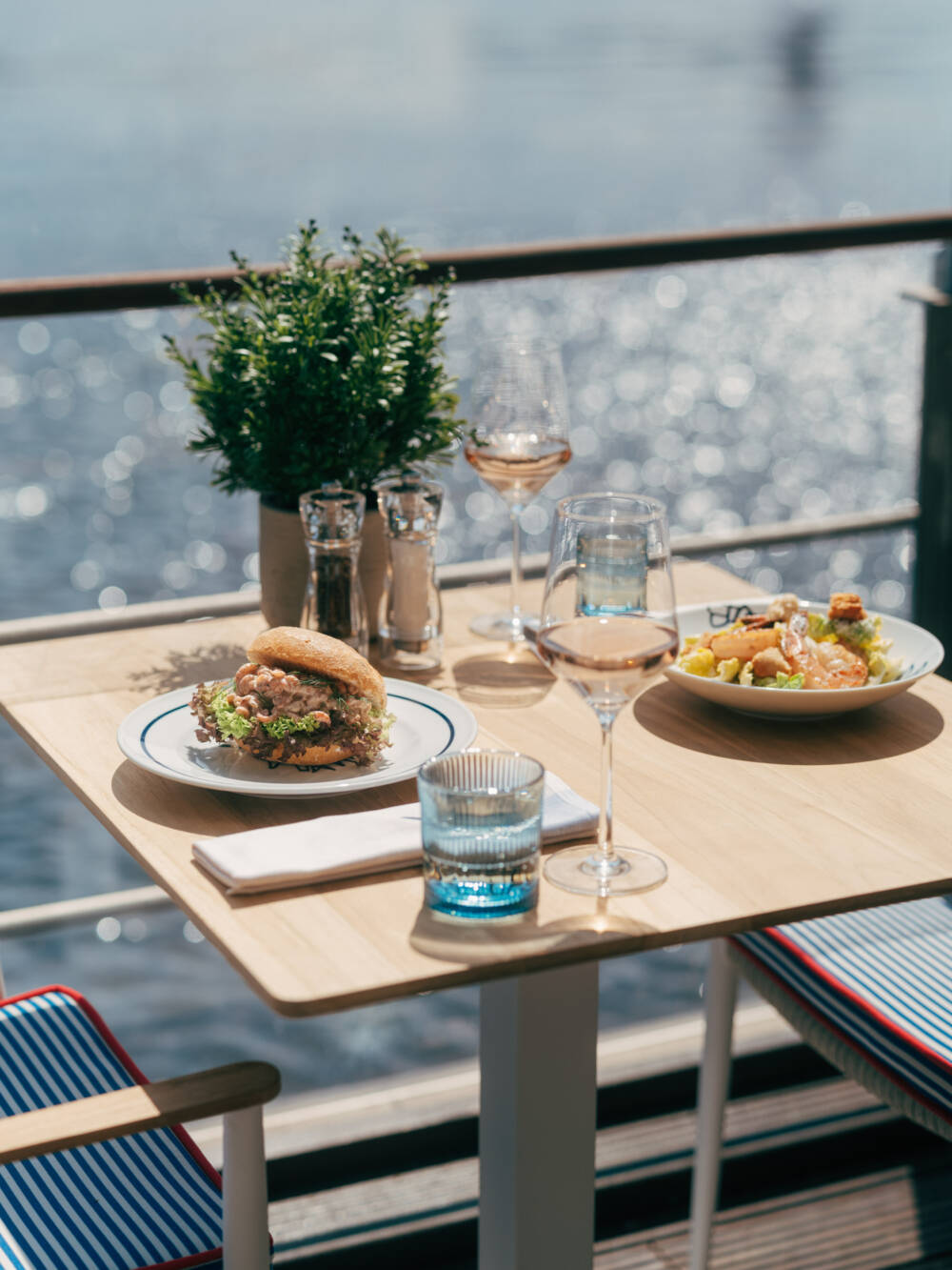 Rosé zum Fischbrötchen? Kein Problem auf der neuen Außenterrasse des Hotel Vier Jahreszeiten / ©Max Arens