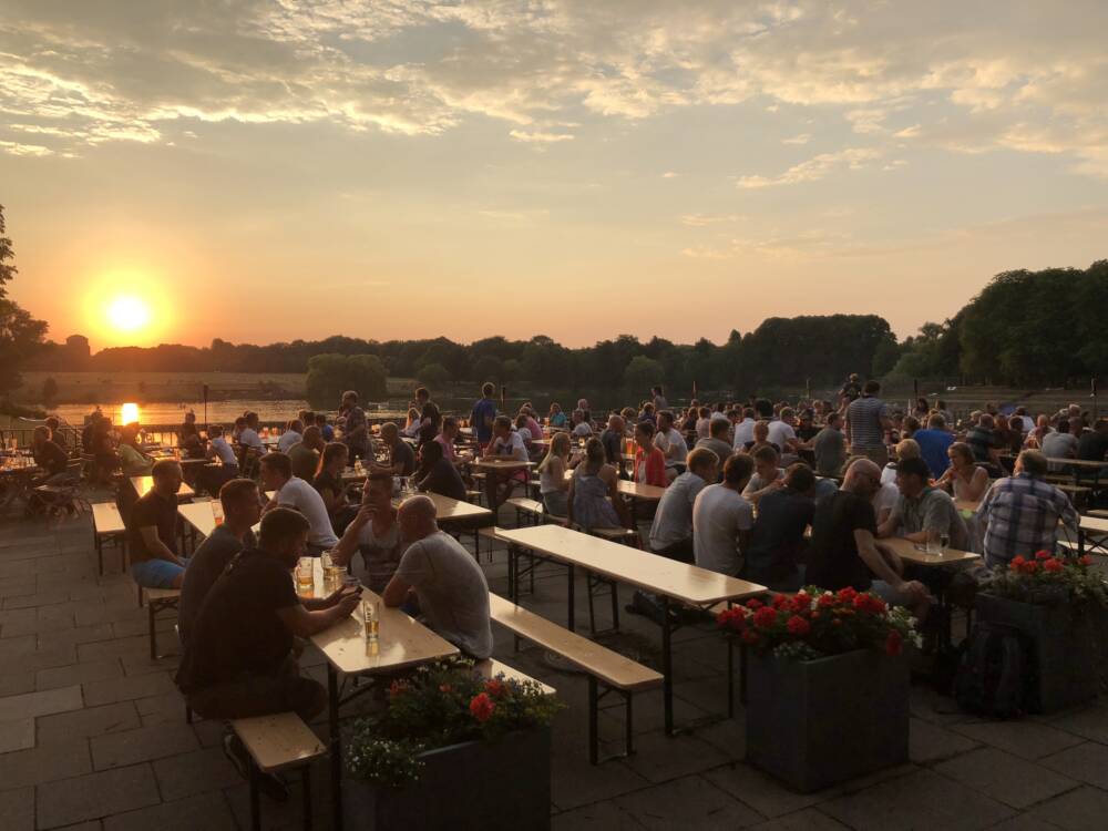 Sierichs Biergarten bietet einen ganz besonderen Sonnenuntergang mit Blick über den Stadtparksee und aufs Planetarium /© Sierichs Biergarten