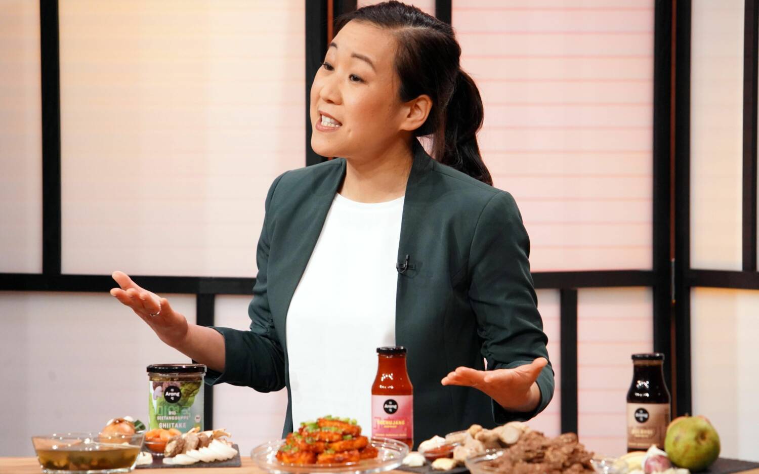 Sung-Hee Kim präsentiert ihre koreanischen Produkte bei Die Höhle der Löwen. Sie erhofft sich ein Investment von 100.000 Euro für 20 Prozent der Firmenanteile / ©RTL / Stefan Gregorowius