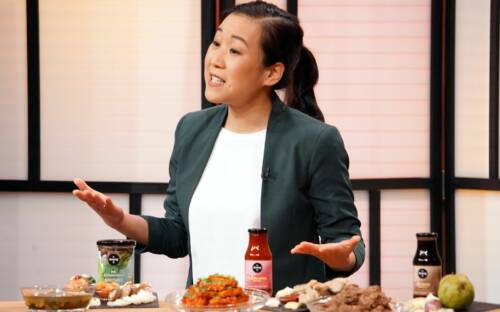 Sung-Hee Kim präsentiert ihre koreanischen Produkte bei Die Höhle der Löwen. Sie erhofft sich ein Investment von 100.000 Euro für 20 Prozent der Firmenanteile / ©RTL / Stefan Gregorowius